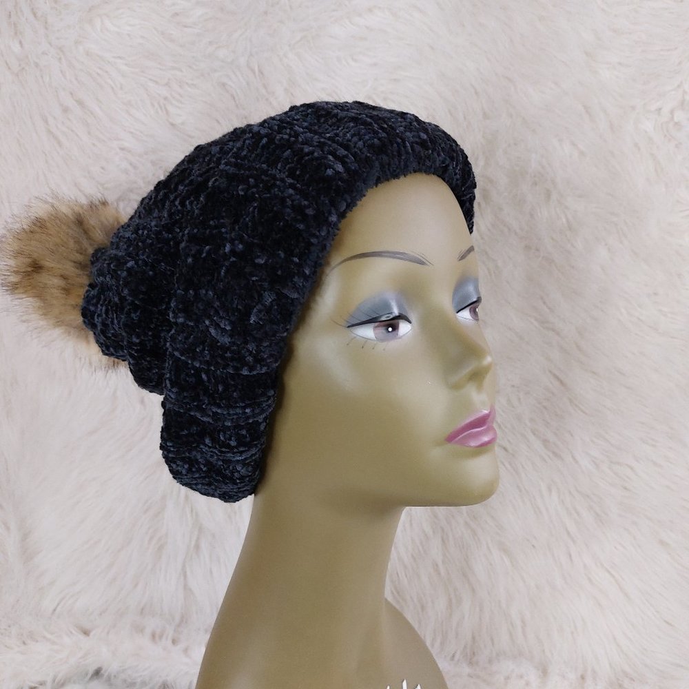 C.C Women's Black Thick Cable Knit Fuzzy Lining Pom Pom Hat one size